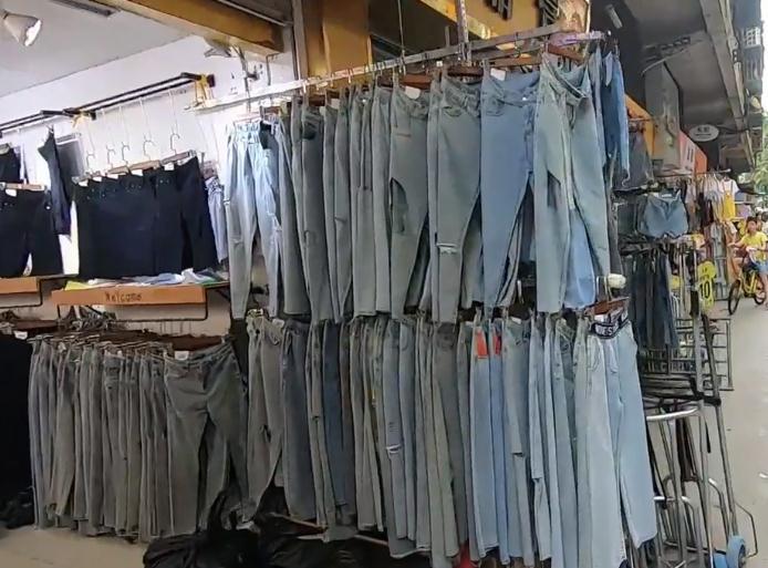 實(shí)拍廣州昌崗尾貨批發(fā)市場 低價服裝吸引全球采購商